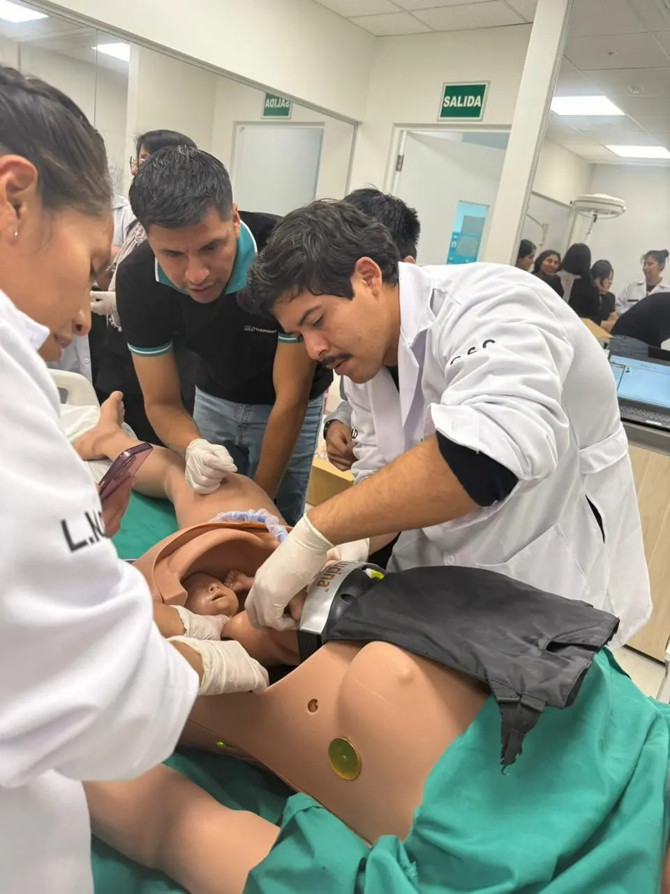 Equipo de Titanium haciendo una capacitación para el uso de un simulador anatómico.